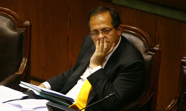 Beyer acudió a tensa sesión parlamentaria por cierre de la Universidad del Mar