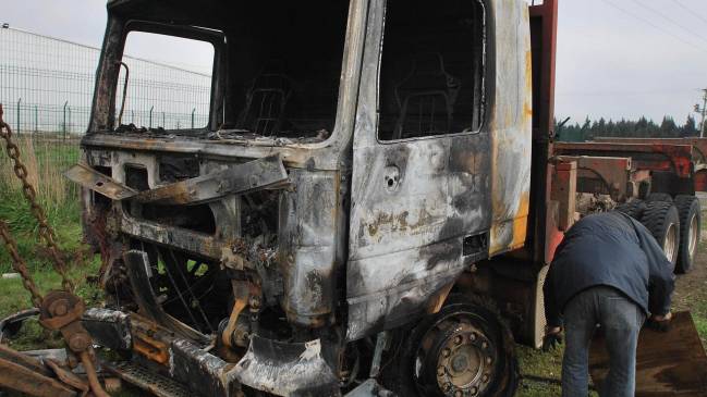 Encapuchados quemaron un camión cerca de Victoria