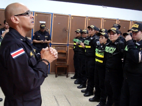 Denuncian a policía que 