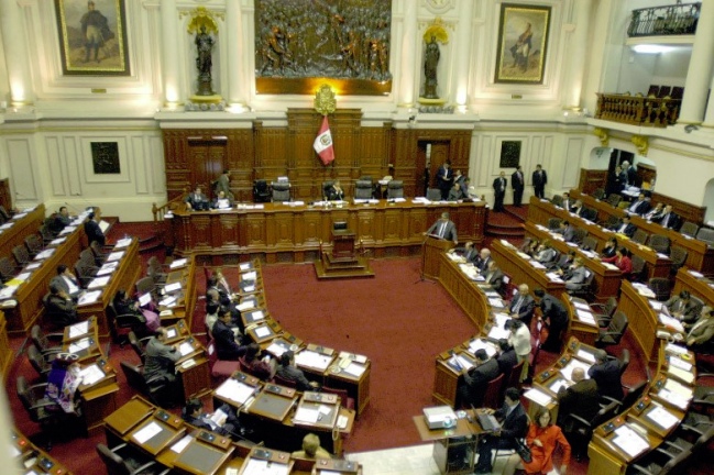 Congresistas peruanos aprobaron bono que aumenta sus remuneraciones