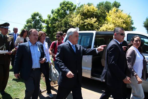 El Presidente Sebastián Piñera visitó la siniestrada casa patronal donde perdieron la vida Werner Luchsinger y Vivianne Mackay luego de un ataque incendiario a manos de desconocidos. 