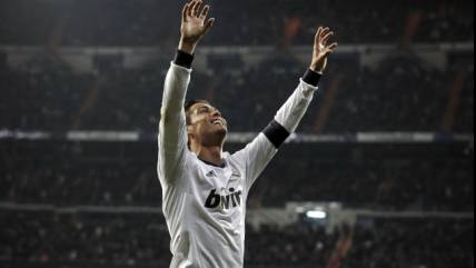 Real Madrid aprovechó la condición de local y derrotó a Real Sociedad