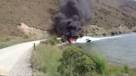 Una lancha apaga un barco en llamas en un minuto