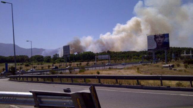 Incendio en pastizales causa humareda en sector del aeropuerto