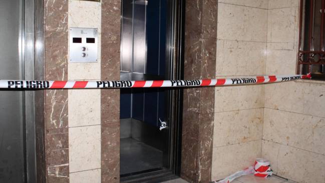 Una persona cayó once pisos en caja de ascensor en Providencia