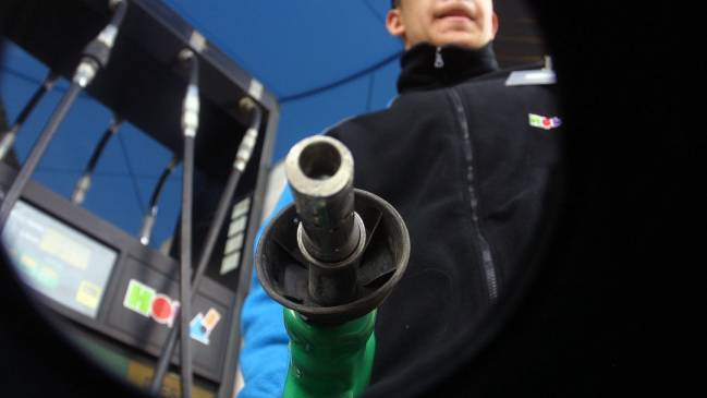 Senadores DC exigen al Gobierno sistema que estabilice precios de bencinas