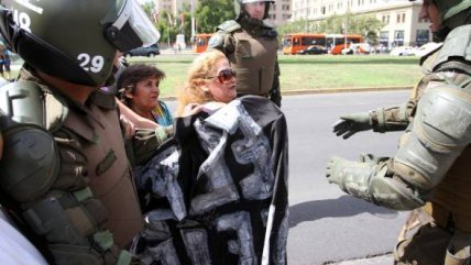 Deudores habitacionales se enfrentaron con Carabineros frente a La Moneda