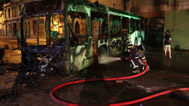 Acusados de quemar un bus de Transantiago enfrentan juicio