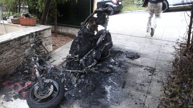 Nueva serie de ataques con artefactos incendiarios y explosivos afecta a Grecia