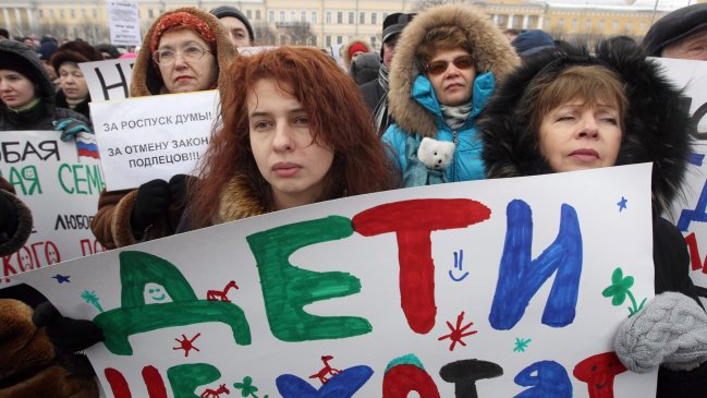 Rusos marcharon contra ley que prohíbe adoptar a familias estadounidenses