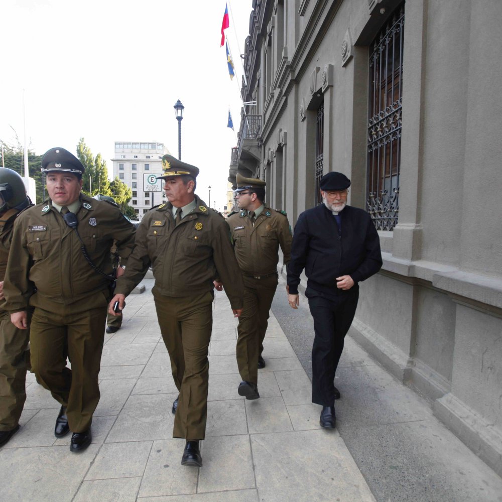 Obispo de Punta Arenas negó relación con muerte de perros