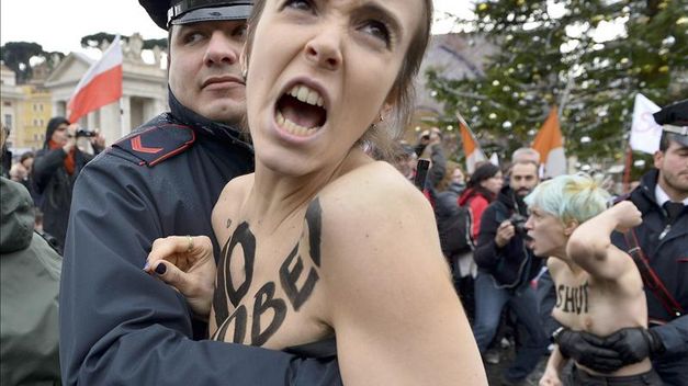Feministas ucranianas protestaron desnudas ante el papa