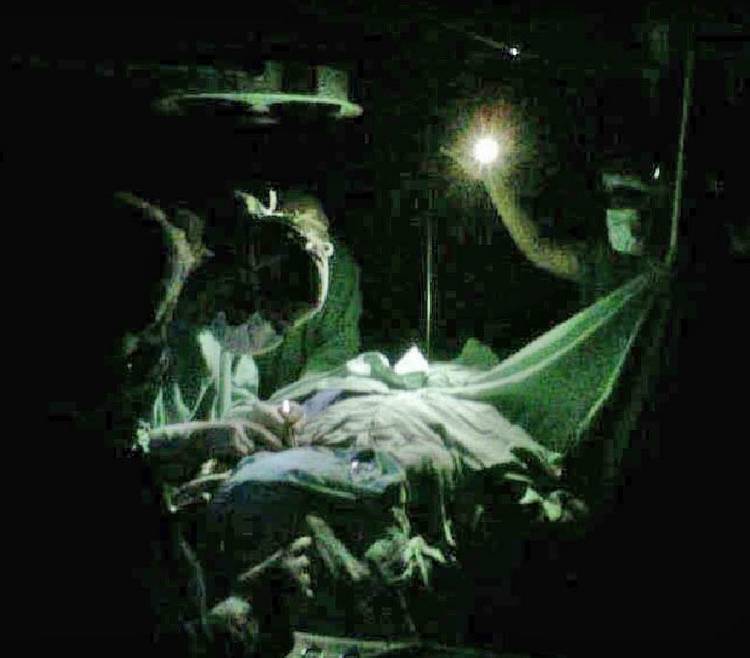 Joven fue operado a la luz de linternas y celulares en hospital pediátrico de Argentina