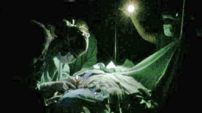 Joven fue operado a la luz de linternas y celulares en hospital pediátrico de Argentina