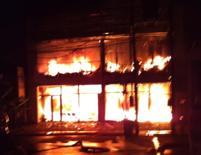 Incendio afectó a galpones de la Zofri