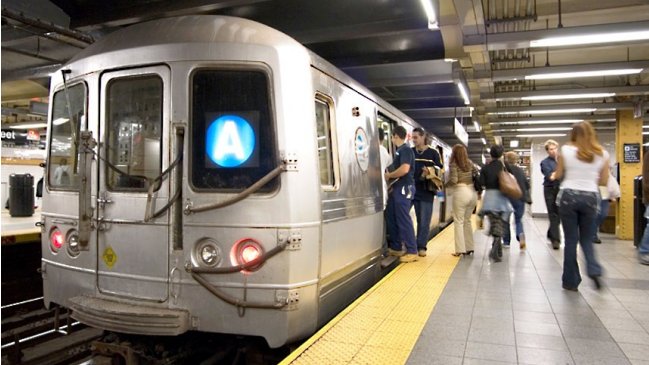 Fiscalía declaró imputable a mujer que empujó a hombre al metro de Nueva York