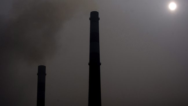 Incendio en fábrica china pasó desapercibido en medio de nube de contaminación