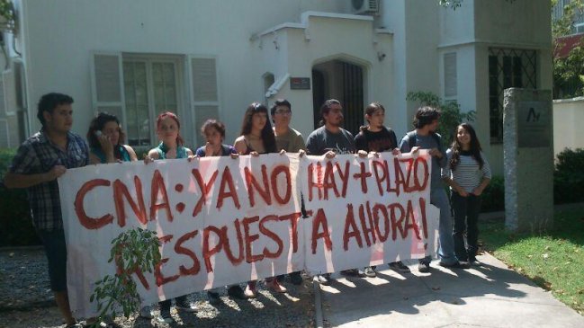 Estudiantes de la Universidad Bernardo O'Higgins protestan ante la CNA