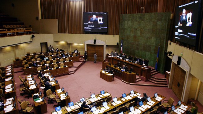 Encuesta: Chilenos prefieren que candidatos sean elegidos a través de primarias