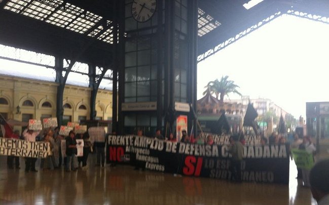 Vecinos protestan en la Estación Central contra proyecto de Ferrocarriles