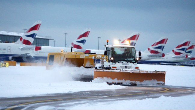 Aeropuerto de Heathrow canceló 70 vuelos por la nieve en Reino Unido