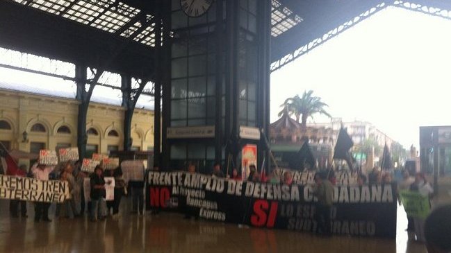 Vecinos protestan en la Estación Central contra proyecto de Ferrocarriles