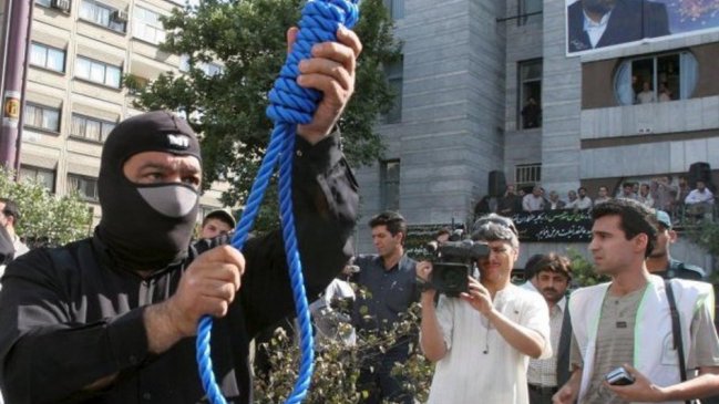 Dos hombres fueron ahorcados en público tras condenarlos por robo en Irán