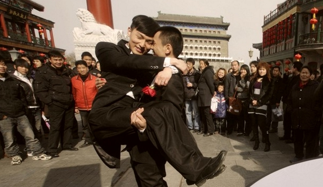Conmoción en China por anuncio de boda de ancianos gay