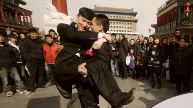Conmoción en China por anuncio de boda de ancianos gay