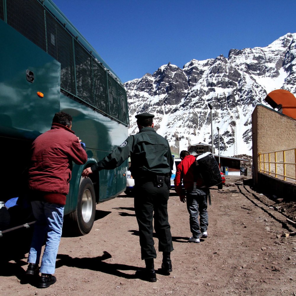 Alud en Argentina obligó a interrumpir tránsito en Paso Los Libertadores