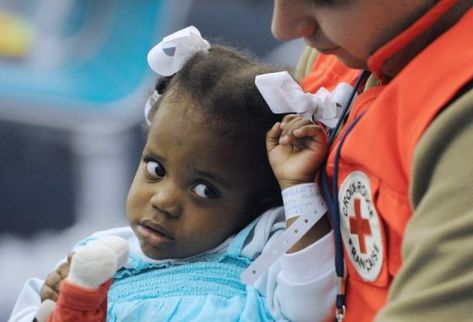 Editor de Ciper entregó detalles de la odisea de tres parejas para adoptar niños haitianos