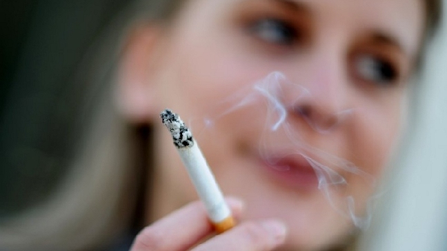 Fumadoras afrontan los mismos riesgos de cáncer que los hombres