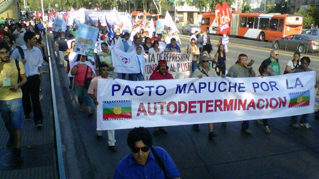 Multitud participa en marcha de la cumbre de Los Pueblos en Santiago