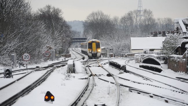 Fuertes nevadas en Inglaterra causan problemas en aeropuertos y carreteras