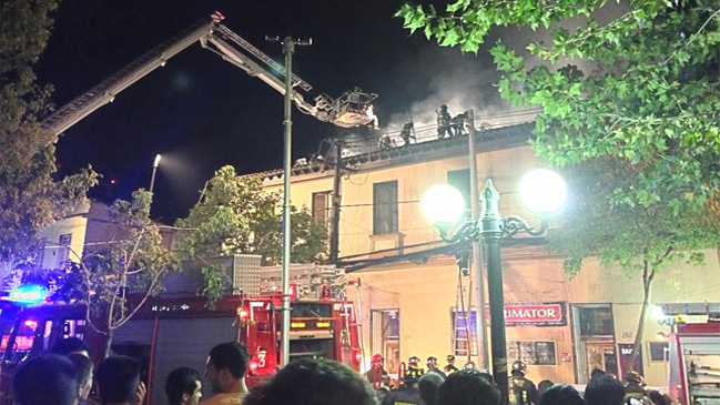 Bomberos controló incendio que afectó a pub en Providencia