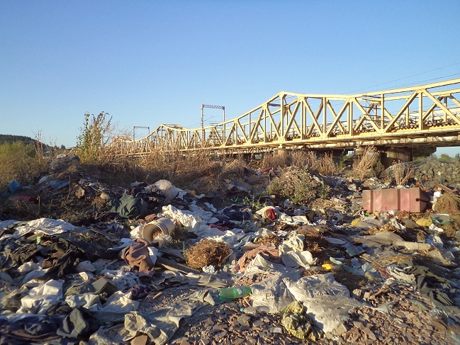 Vecinos de San Javier denunciaron basural en ribera del Río Maule