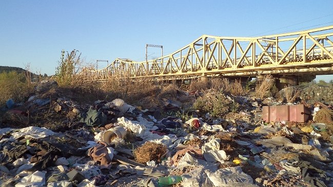 Vecinos de San Javier denunciaron basural en ribera del Río Maule