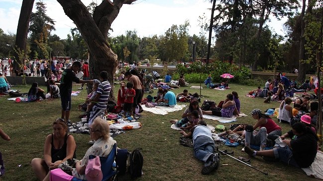 Municipalidad de Santiago multará a quienes boten basura en las áreas verdes