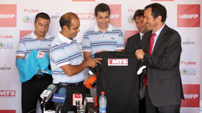 Arbitros chilenos presentaron camisetas con sponsor