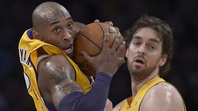 Bryant nuevamente comandó el juego de equipo en triunfo de los Lakers