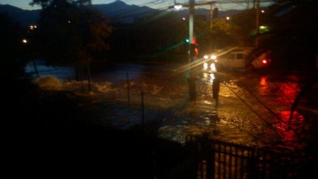 Rotura de matriz provocó inundación en población La Platina de Puente Alto