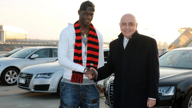 Mario Balotelli firmó su contrato con AC Milan