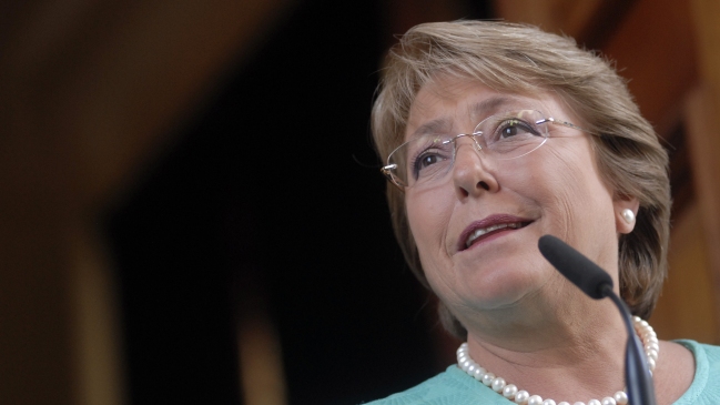 Ex Presidenta Bachelet llegó a Chile desde Argentina