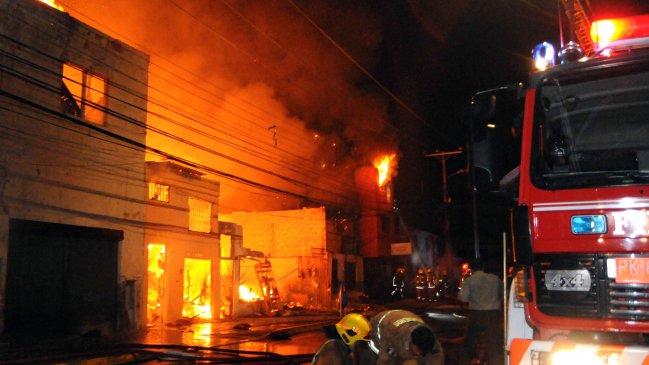 Incendio destruyó una casa y un taller en barrio Club Hípico