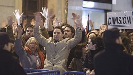 Protesta en Madrid pide la dimisión de Rajoy tras acusación de sobresueldos en el PP