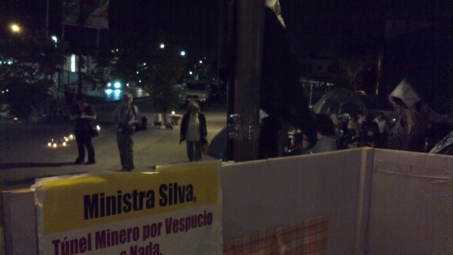 Vecinos de Peñalolén y La Reina acampan en protesta por construcción de autopista Vespucio Oriente