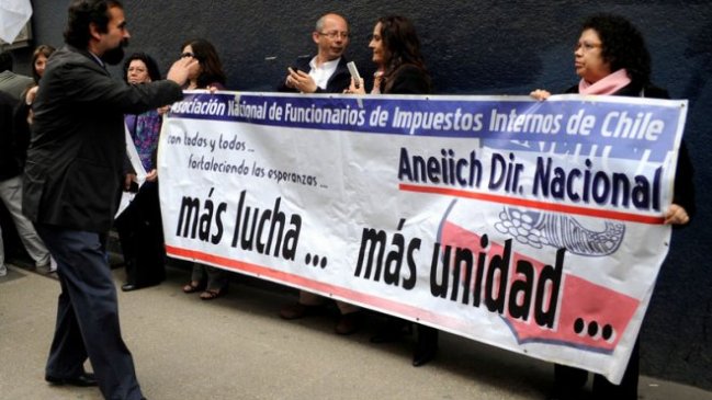 Funcionarios del SII cuestionaron dichos de Piñera y no descartaron movilizaciones