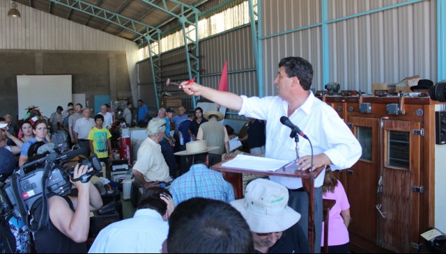 Remate en Colonia Dignidad incluye máquina de afeitar de Paul Schäfer