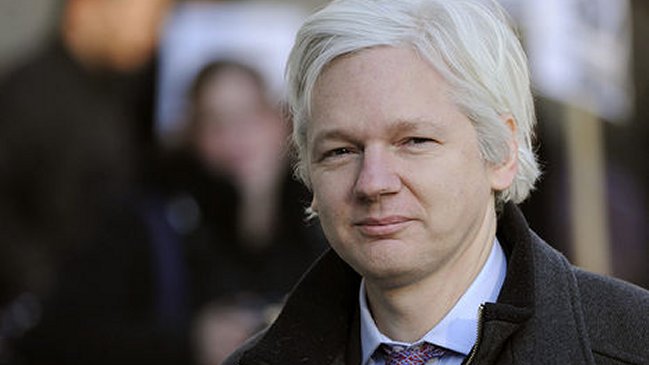 Julian Assange aseveró que Facebook y Google son herramientas de control