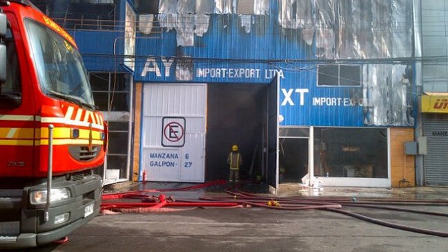 Incendio afectó a galpones de la Zofri en Iquique